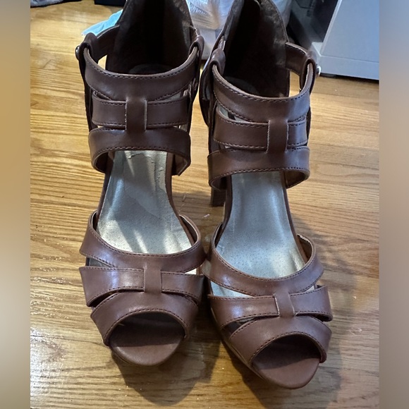 G by Guess tan strappy heeled sandals size 8 - Picture 2 of 7